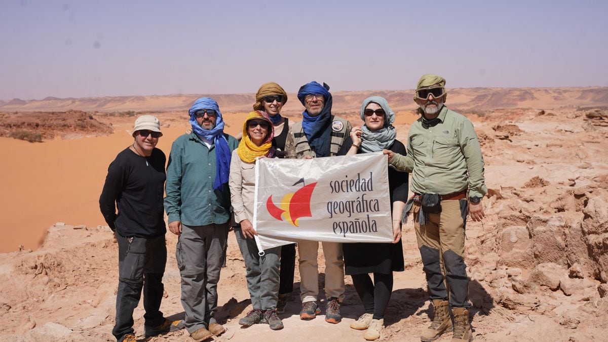 Imagen de los miembros de la expedición en un cerro de Ounianga, al norte de Chad, identificada con la legendaria Zerzura.
