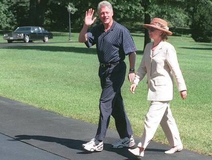 Con Bill Clinton todo el hedonismo noventero (que no fue poco) llegó a la Casa Blanca: prendas deportivas, trajes amplios y en colores tierra al más puro estilo Armani, marcas visibles (véase zapatillas Nike o polos con logo) y, en general, todos los signos de estatus del gran símbolo de la época, el 'yuppie'. En la imagen, con Hillary, Bill lleva polo de manga media metido por dentro de los pantalones chinos, zapatillas y reloj deportivo. Incluso su peinado demuestra que hasta un problema (un pelo rebelde, con tendencia a despeinarse y remolinos por doquier) puede convertirse en una ventaja si se deja de luchar contra él y se interpreta como indicio de autenticidad.