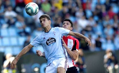 Denis Suárez, del Celta, disputa la pelota a Ander Capa, zaguero del Athletic.