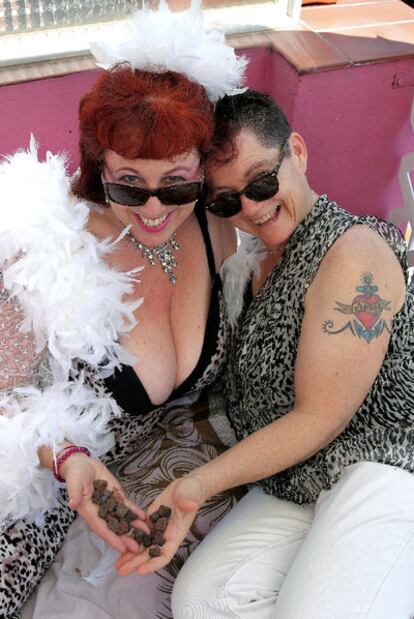 Annie Sprinkle (izquierda) y Elisabeth Stephens, su pareja.