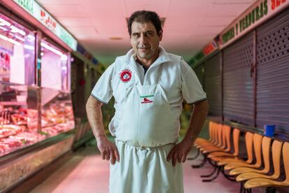 Ángel Delgado, carnicero, 51 años. “Mi hija de 12 años dice que quiere venir a trabajar conmigo los sábados y aprender del negocio porque quiere ser carnicera”, dice. Hace 35 años, cuando Delgado empezó a trabajar en la carnicería, recuerda que no le alcanzaban las horas del día para hacer todo el trabajo. “Por ahora sigo aquí, pero en cualquier momento nos tendremos que ir”. Tiene dos locales más fuera del mercado.