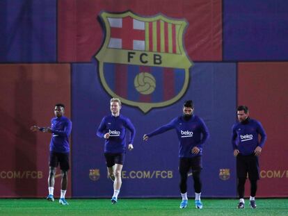 Fati, De Jong, Suárez y Messi, durante un entrenamiento del Barcelona.