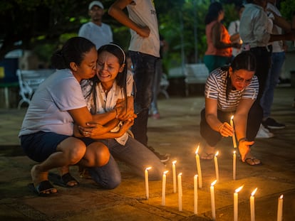 Maira Moreno, hermana de Rafael, asiste a velatón en conmemoración a Rafael en Puerto Libertador, Córdoba (Colombia), el 26 de octubre del 2022.