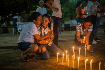 Maira Moreno, hermana de Rafael, asiste a velatón en conmemoración a Rafael en Puerto Libertador, Córdoba (Colombia), el 26 de octubre del 2022.