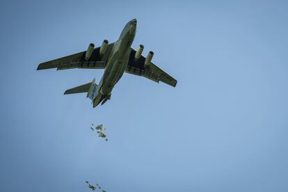 En Hat, en el estado de Junqali, el Programa Mundial de Alimentos de Naciones Unidas (WFP) y la Organización de Naciones Unidas para la Alimentación y la Agricultura (FAO) se ocupan de dar una respuesta de emergencia lanzando suministros desde el aire. El Programa Mundial de Alimentos lleva a cabo una media de 15 misiones MIRR (Mecanismo Integrado de Respuesta Rápida) al mes, en las cuales lanza 6.800 toneladas de alimentos con una media diaria de 16 lanzamientos diarios. Además, el organismo desplaza cada mes entre 900 y 1.000 camiones de suministros.