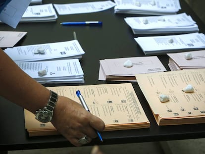 Papeletas electorales para las elecciones legislativas del 26 de junio de 2016.