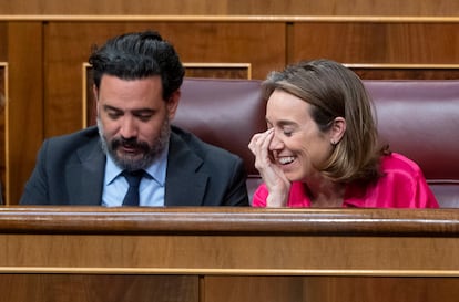 Cuca Gamarra, portavoz del PP, junto al diputado popular Guillermo Mariscal, este jueves en el Congreso.