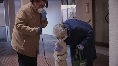 Matilde llega a su casa tras recibir el alta en el hospital.