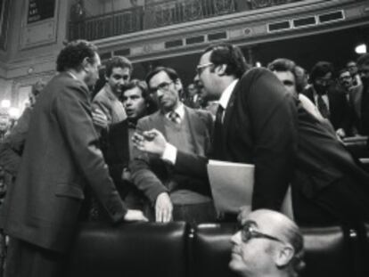 Gregorio Peces-Barba, a la derecha, junto a Alfonso Guerra, Felipe Gonz&aacute;lez y Rafael Escuredo, conversa con el entonces presidente del Congreso Fernando &Aacute;lvarez de Miranda (UCD) en un pleno del Congreso en 1978.