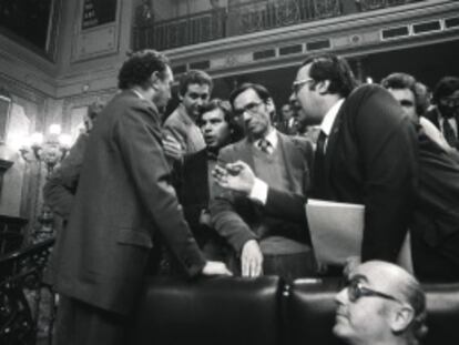 Gregorio Peces-Barba, a la derecha, junto a Alfonso Guerra, Felipe Gonz&aacute;lez y Rafael Escuredo, conversa con el entonces presidente del Congreso Fernando &Aacute;lvarez de Miranda (UCD) en un pleno del Congreso en 1978.