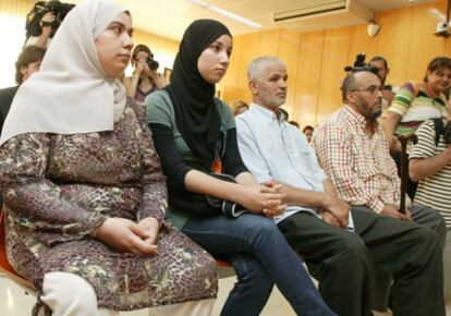 El jefe de la asociación musulmuna de Cunit, el imán y la hija y la esposa de este (desde la derecha) durante el juicio en su contra.