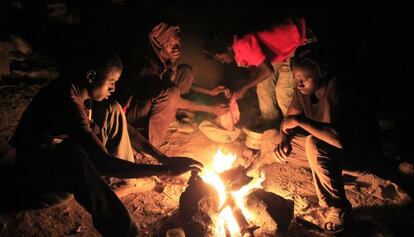 Un grupo de africanos preparan su cena en el monte Gurug&uacute;, en Marruecos, cerca de Melilla, en 2012. 