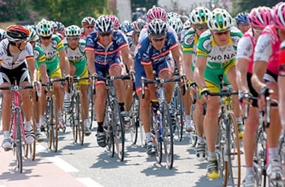 Ekimov, a la derecha de Armstrong en la fotografía, ayer durante la etapa.