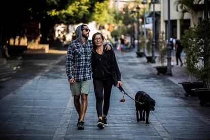 Néstor Lorenzo y Diana Rodríguez con su perra 'Henna', en el centro de Los Llanos de Aridane.