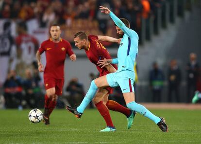 Gerard Piqué lucha un balón con Edin Dzeko.