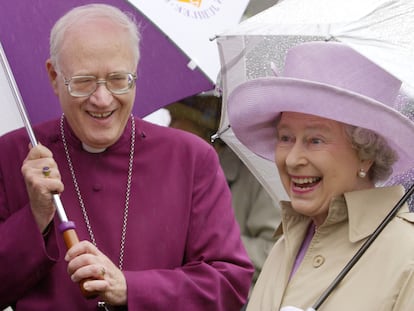 La reina Isabel II con el arzobispo de Canterbury, George Carey, en los terrenos de su residencia oficial, el palacio de Lambeth, en Londres, en junio de 2002.