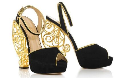 Sandalias Avalon de Charlotte Olympia con el tacón de metal dorado y plataforma (1.656 euros).