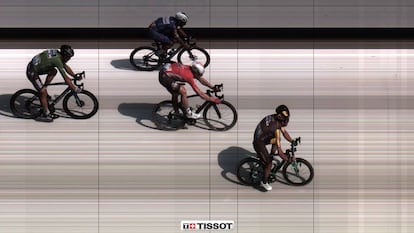 Fotofinish de la victoria de Groenewegen sobre Greipel y Gaviria, que serían descalificados.