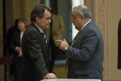 Artur Mas y Joaquim Nadal conversan en el Parlamento de Cataluña.