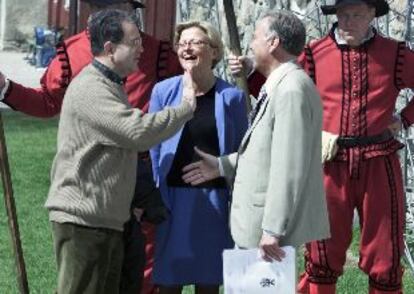 Romano Prodi (izquierda) saluda a la ministra de Exteriores sueca, Anna Lindh, ante el gobernador de Nyköping.