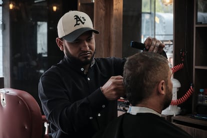 Un barbero venezolano en Bogotá, el 20 de julio.