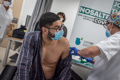 Primer día de vacunación de enfermeros y otro personal médico en Cataluña