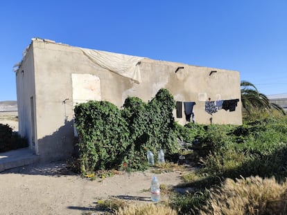Vivienda próxima a cultivos de Níjar (Almería).