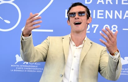 Callum Turner, actor británico, en el 'photocall' por la película 'Rose of Nevada'.