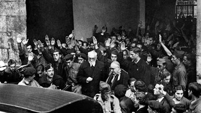 Salamanca, 12 de octubre. Miguel de Unamuno, rector de la Universidad de Salamanca, sale acompañado del obispo de la dócesis, Enrique Pla y Deniel, después de protagonizar un enfrentamiento verbal con el jefe de la Oficina de Prensa y Propaganda, general Millán Astray, en un acto celebrado con motivo del Día de la Hispanidad al que asiste Carmen Polo.