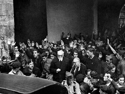 Salamanca, 12 de octubre. Miguel de Unamuno, rector de la Universidad de Salamanca, sale acompañado del obispo de la dócesis, Enrique Pla y Deniel, después de protagonizar un enfrentamiento verbal con el jefe de la Oficina de Prensa y Propaganda, general Millán Astray, en un acto celebrado con motivo del Día de la Hispanidad al que asiste Carmen Polo.