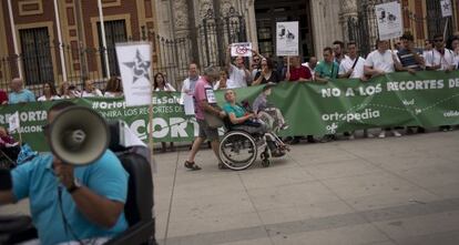 Los manifestantes protestan frente a San Telmo.