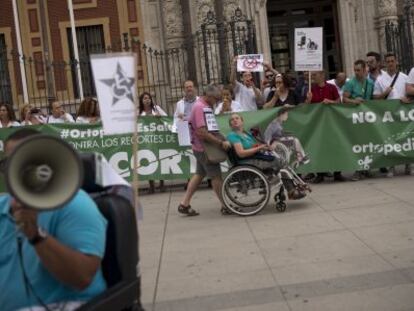 Los manifestantes protestan frente a San Telmo.