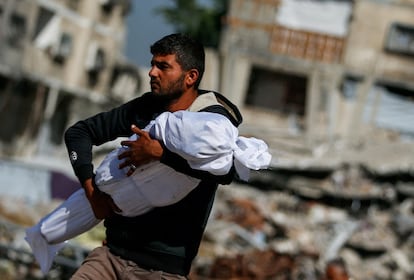 Un hombre con el cuerpo de un niño muerto por los bombardeos de Israel en Jabalia, Gaza, el pasado 16 de mayo.
