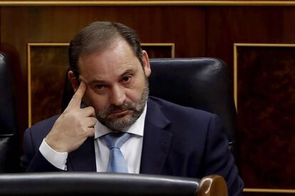 El ministro de Fomento, José Luis Ábalos, en el Pleno del Congreso donde se debatió la convalidación o derogación del Real Decreto–ley.