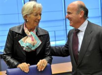 El ministro español de Economía, Luis de Guindos (d), charla con la directora gerente del Fondo Monetario Internacional (FMI), Christine Lagarde, antes de la reunión de los ministros de Economía de la zona euro (Eurogrupo) en Luxemburgo.