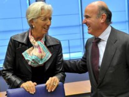 El ministro español de Economía, Luis de Guindos (d), charla con la directora gerente del Fondo Monetario Internacional (FMI), Christine Lagarde, antes de la reunión de los ministros de Economía de la zona euro (Eurogrupo) en Luxemburgo.