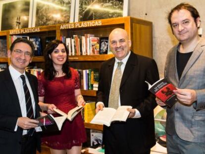 La novelista, Andrea Tomé, y los reponsables del premio La Caixa/Plataforma.