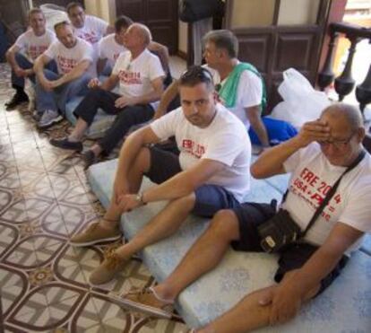 Trabajadores de la base de Morón durante el encierro en el Ayuntamiento, el pasado agosto.