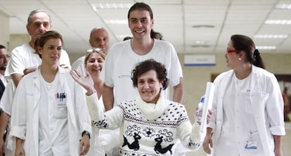 La auxiliar de enfermería Teresa Romero en el Hospital Carlos III después de recibir el alta médica tras superar el ébola.