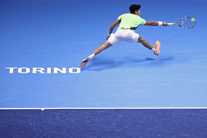 Alcaraz playing a defensive shot from the back of the court against Zverev.