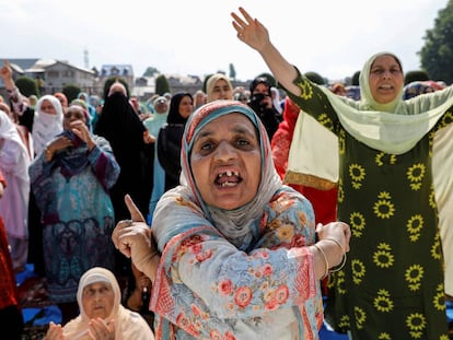 Protesta a favor de la libertad de Cachemira en una mezquita en Srinagar (India).