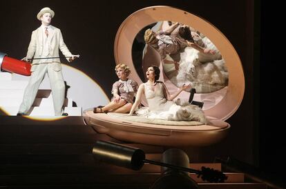 Representación de la ópera 'Powder her face' en el Arriaga de Bilbao.