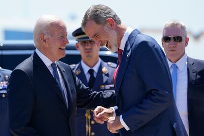 Felipe VI y el presidente estadounidense, Joe Biden, charlan a pie de pista en la base aérea de Torrejón de Ardoz, en Madrid, este martes.