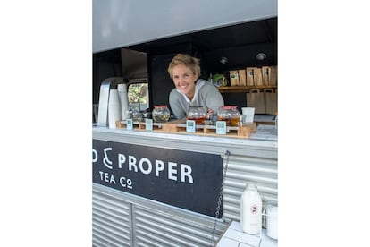 La propietaria de Good & proper tea, en el interior de su camioneta itinerante.