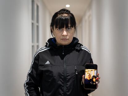 Angela Margieva, de 38 años, muestra una foto con su marido, Aslán Margiev, fallecido en un accidente laboral.