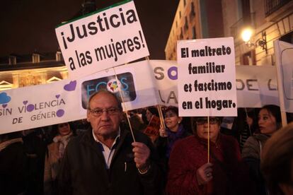 Pancartas en la marcha contra violencia de género en Madrid.