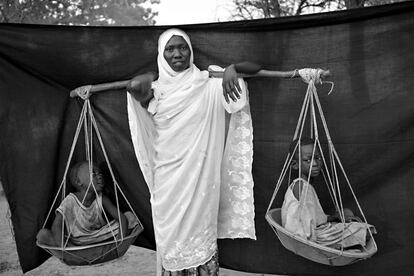 Varios meses antes de que se tomara esta fotografía, los constantes bombardeos obligaron a Dowla, de 22 años, y a sus seis hijos a huir de su pueblo, en el estado de Nilo Azul de Sudán.