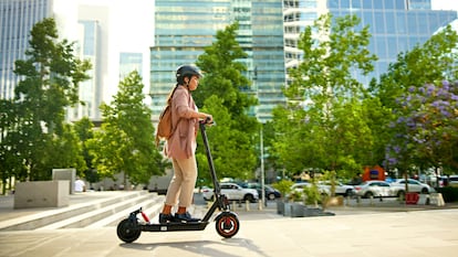 Hay distintos tipos de patinetes eléctricos para adultos para moverse por la ciudad, con una relación calidad-precio excepcional. GETTY IMAGES.