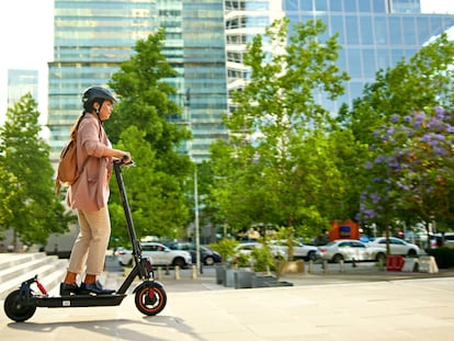 Hay distintos tipos de patinetes eléctricos para adultos para moverse por la ciudad, con una relación calidad-precio excepcional. GETTY IMAGES.
