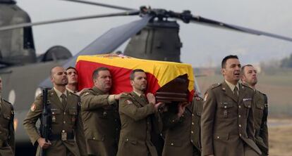 El féretro que traslada los restos mortales del cabo Francisco Soria Toledo, fallecido en Líbano en una misión de los cascos azules de la ONU, a su llegada al aeropuerto de Córdoba, el pasado enero.